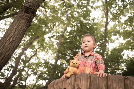 Téléchargez les photos : Fille jouant dans la forêt du parc - en image libre de droit