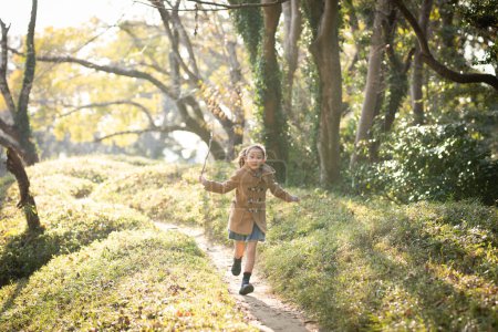 Téléchargez les photos : Une fille qui court sur un sentier forestier - en image libre de droit
