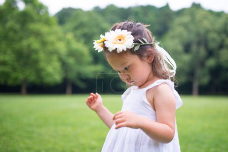 Téléchargez les photos : Fille portant une fleur ornements de cheveux - en image libre de droit