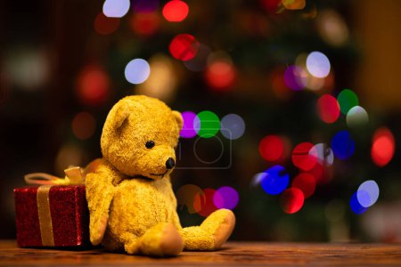 Téléchargez les photos : Cadeau de Noël et ours en peluche - en image libre de droit