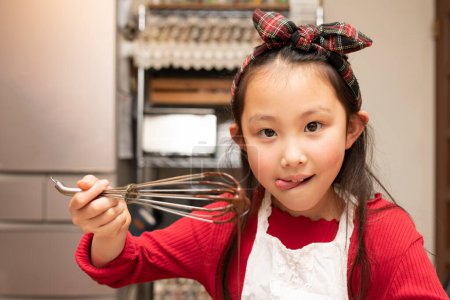 Foto de Una chica haciendo dulces en su cocina - Imagen libre de derechos