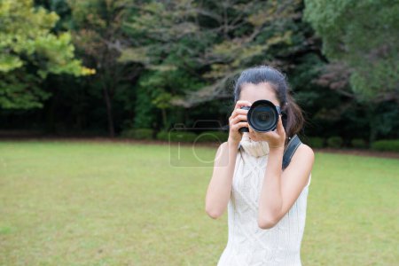 Téléchargez les photos : Femme qui a installé la caméra - en image libre de droit