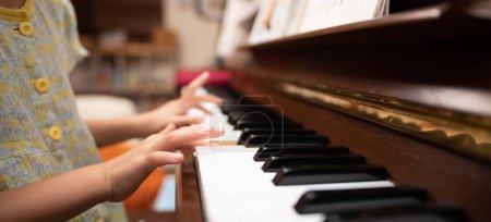 Téléchargez les photos : Mains d'un enfant jouant du piano - en image libre de droit