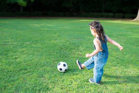 Téléchargez les photos : Fille jouer avec ballon de football - en image libre de droit