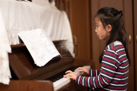 Foto de Chica para tocar el piano - Imagen libre de derechos