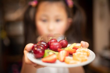 Téléchargez les photos : Fille avec des fruits coupés colorés - en image libre de droit