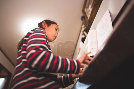 Téléchargez les photos : Fille pour jouer du piano - en image libre de droit