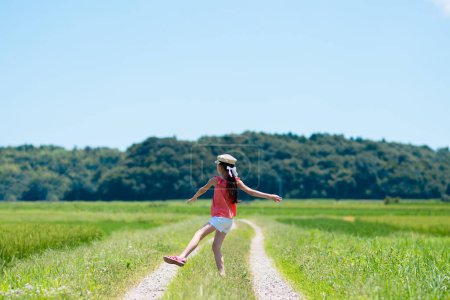 Téléchargez les photos : Jeune fille courir dans le champ de blé - en image libre de droit