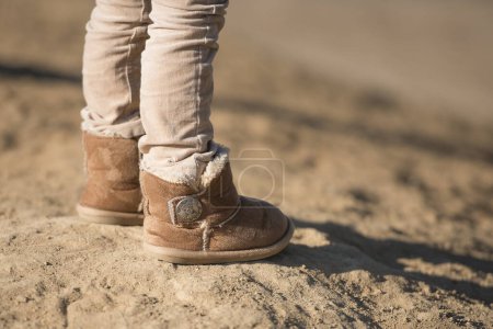 Téléchargez les photos : Jambes féminines dans une bottes de cow-boy - en image libre de droit