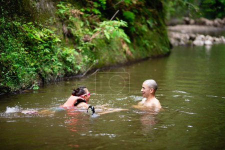 Téléchargez les photos : Père et enfant jouant dans le ruisseau de montagne - en image libre de droit
