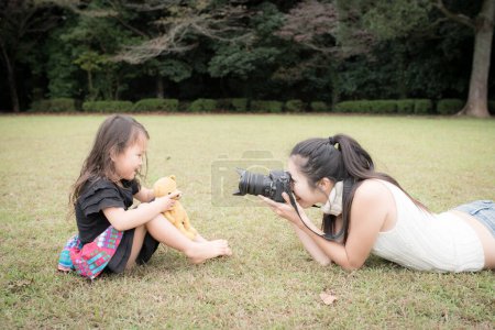 Téléchargez les photos : Mère et fille jouent pour prendre une photo - en image libre de droit