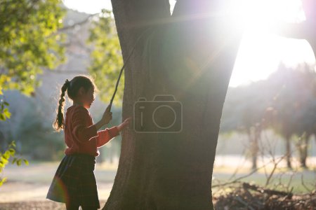 Foto de Chica jugando en el bosque - Imagen libre de derechos