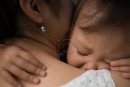 Foto de Madre reconfortando a un niño - Imagen libre de derechos
