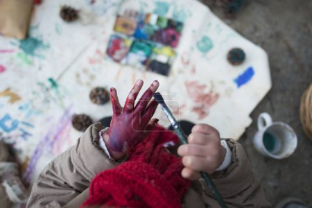 Téléchargez les photos : Couleur de peinture enfant à la main - en image libre de droit