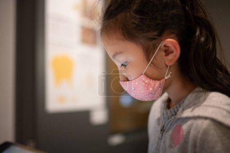 Girl to visit the museum wearing a mask