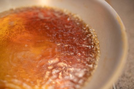 Téléchargez les photos : Soupe bouillie à la sauce soja bouillante - en image libre de droit