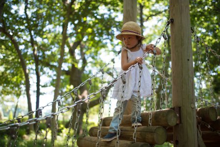 Téléchargez les photos : Fille jouant dans le parc dans les bois - en image libre de droit