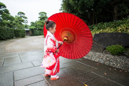 Foto de Chica joven con paraguas en kimono tradicional al aire libre - Imagen libre de derechos