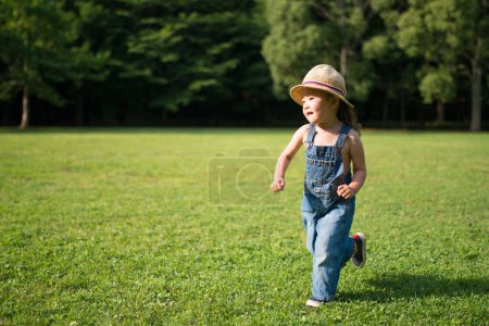 Téléchargez les photos : Fille qui dirige la prairie - en image libre de droit