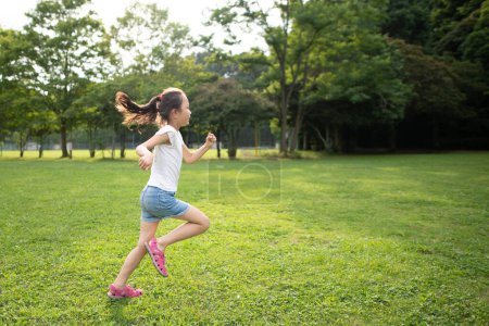 Téléchargez les photos : Fille courir sur la pelouse - en image libre de droit