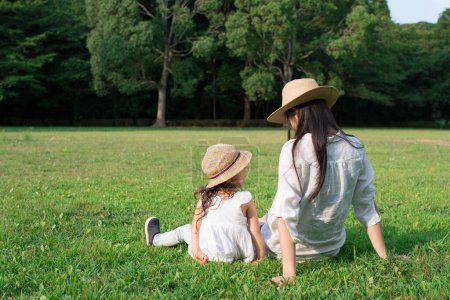 Téléchargez les photos : Mère et fille jouant dans la pelouse - en image libre de droit