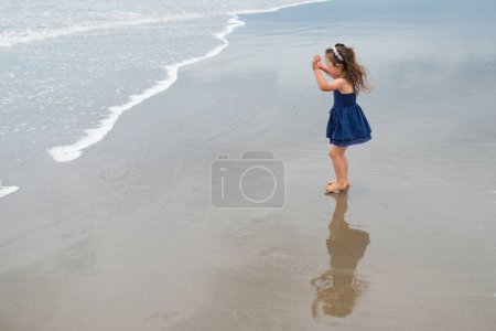 Téléchargez les photos : Fille jouant sur la plage - en image libre de droit