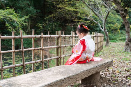 Mädchen sitzt im Kimono