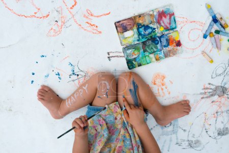 Téléchargez les photos : Fille jouant dans la peinture - en image libre de droit