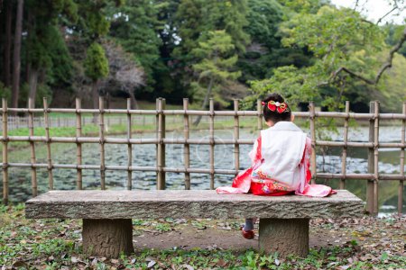 Chica sentada usando un kimono