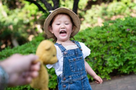 Téléchargez les photos : Petite fille jouer avec ours en peluche - en image libre de droit