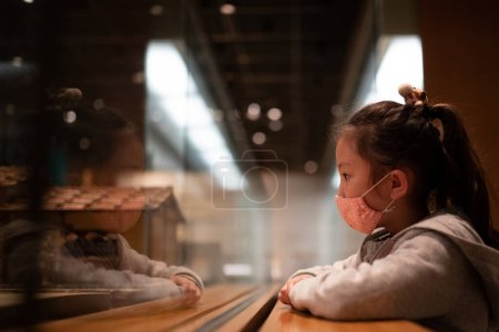 Photo for Girl to visit the museum wearing a mask - Royalty Free Image