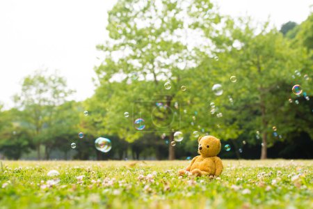 Foto de Osito de peluche sentado en la hierba - Imagen libre de derechos