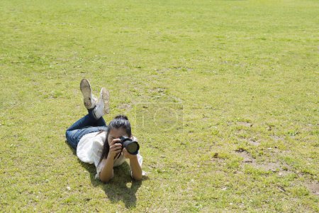 Téléchargez les photos : Femme photographe à prendre en photo sur l'appareil photo - en image libre de droit