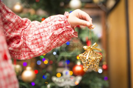 Foto de Árbol de Navidad decorado en casa - Imagen libre de derechos