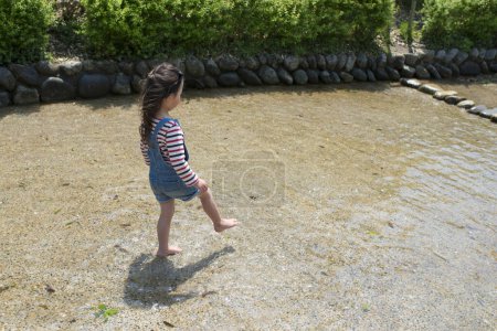 Téléchargez les photos : Fille jouer avec l'eau - en image libre de droit