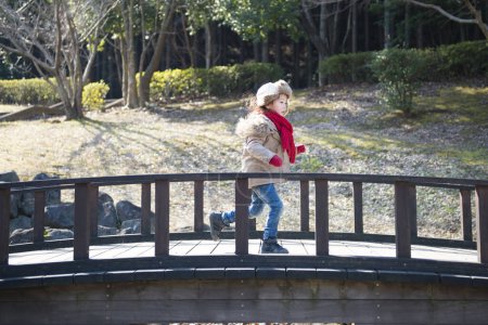 Téléchargez les photos : Courir Petite fille sur le pont - en image libre de droit