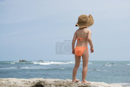 Téléchargez les photos : Enfant une vue sur la mer - en image libre de droit