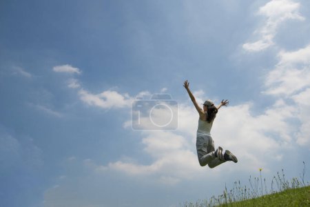 Téléchargez les photos : Femme pour sauter sur la pelouse de colline - en image libre de droit