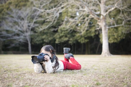 Téléchargez les photos : Happy Little Girl prendre des photos à la caméra - en image libre de droit