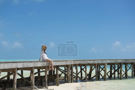 Foto de Hermosa mujer jugando en el muelle de la Isla Sur - Imagen libre de derechos