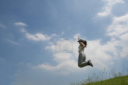 Téléchargez les photos : Femme pour sauter sur la pelouse de colline - en image libre de droit