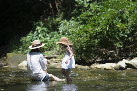 Foto de Madre e hija jugando en el río - Imagen libre de derechos