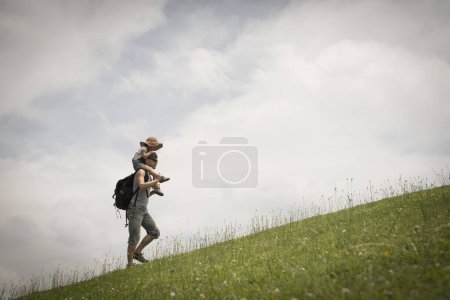 Téléchargez les photos : Père et fille marchant sur un dos de porc - en image libre de droit