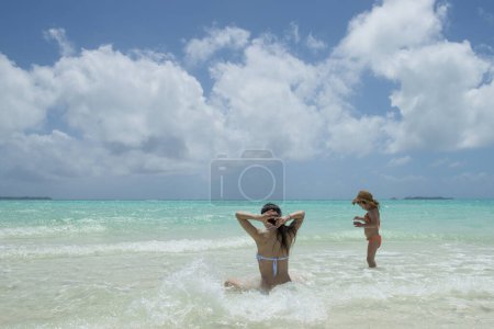 Foto de Madre e hija jugando en la playa - Imagen libre de derechos