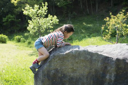 Téléchargez les photos : Fille escalade un rocher - en image libre de droit