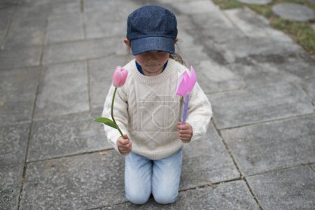 Téléchargez les photos : Petite fille avec fleur de tulipe et tulipe origami - en image libre de droit