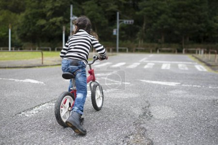 Téléchargez les photos : Petite fille en vélo - en image libre de droit