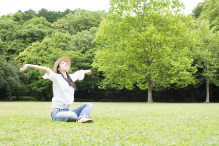 Téléchargez les photos : Belle femme relaxant sur l'herbe - en image libre de droit