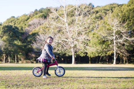 Foto de Niña jugando con la bicicleta - Imagen libre de derechos