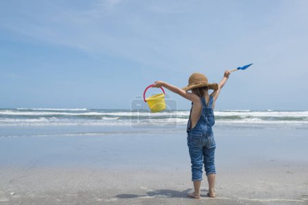 Téléchargez les photos : Fille jouant sur la plage - en image libre de droit
